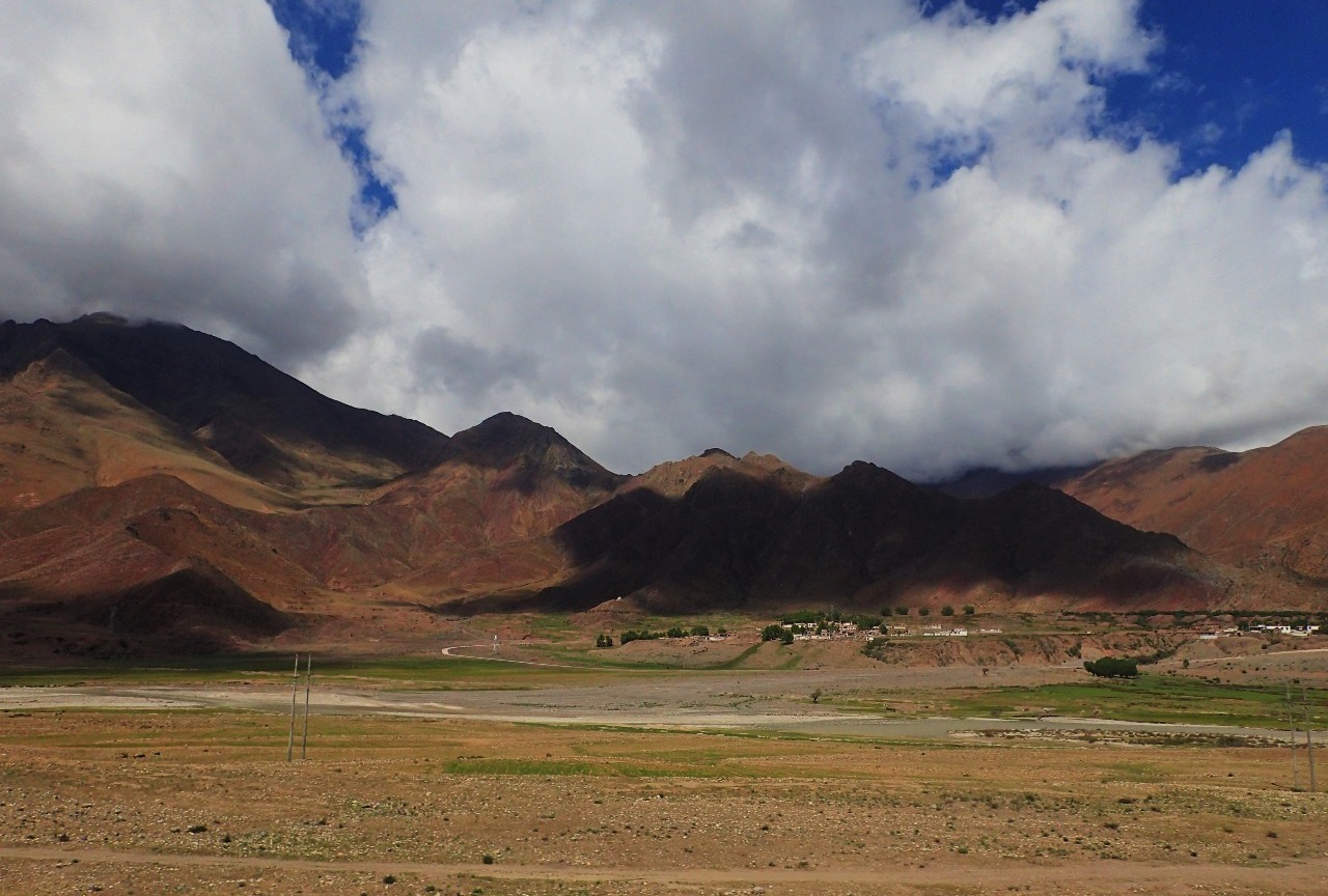 Sunny Scenery near Lhasa