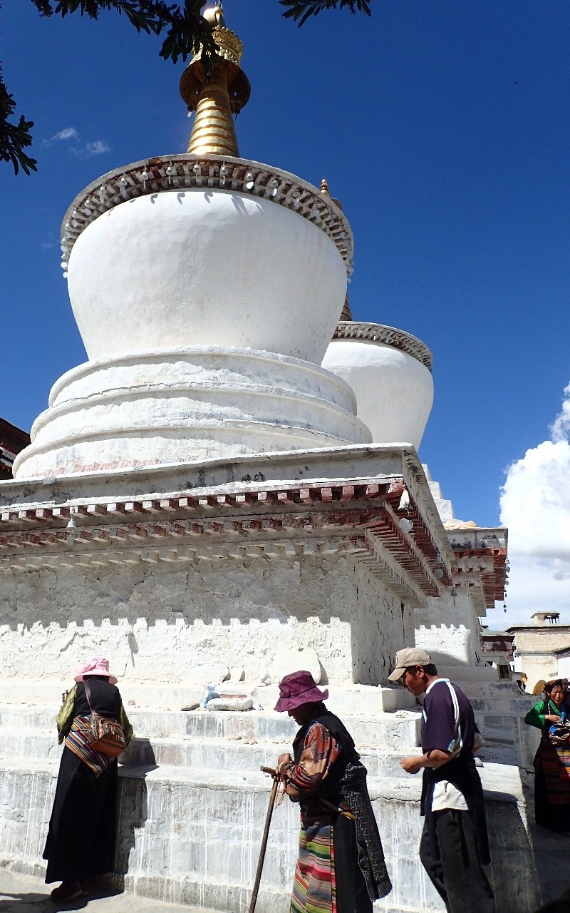 Pilgrims in Tashilhumpo Monastery